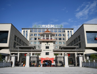 通用舞臺(tái)吊桿高標(biāo)準(zhǔn)承接廣州市培英中學(xué)報(bào)告廳項(xiàng)目，大屏幕顯示系統(tǒng)、音頻擴(kuò)聲系統(tǒng)、燈光系統(tǒng)、舞臺(tái)吊桿及機(jī)械等多系統(tǒng)相互協(xié)作