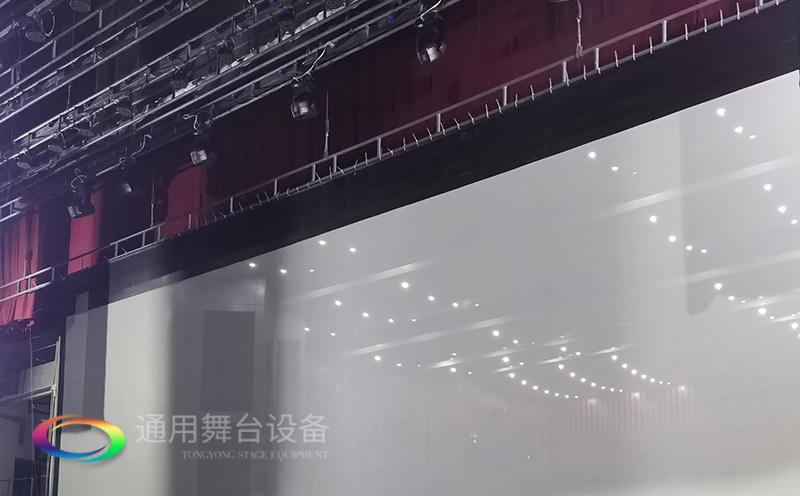 通用舞臺承建：南京曉莊學院報告廳舞臺項目（舞臺音響、舞臺燈光吊桿、舞臺幕布等）
